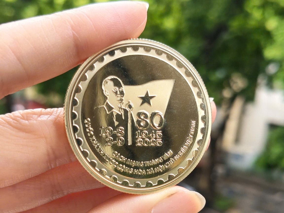 mat-truoc-dong-xu-voi-logo-ky-niem-va-hinh-anh-chu-tich-ho-chi-minh-ben-la-co-to-quoc.jpg
