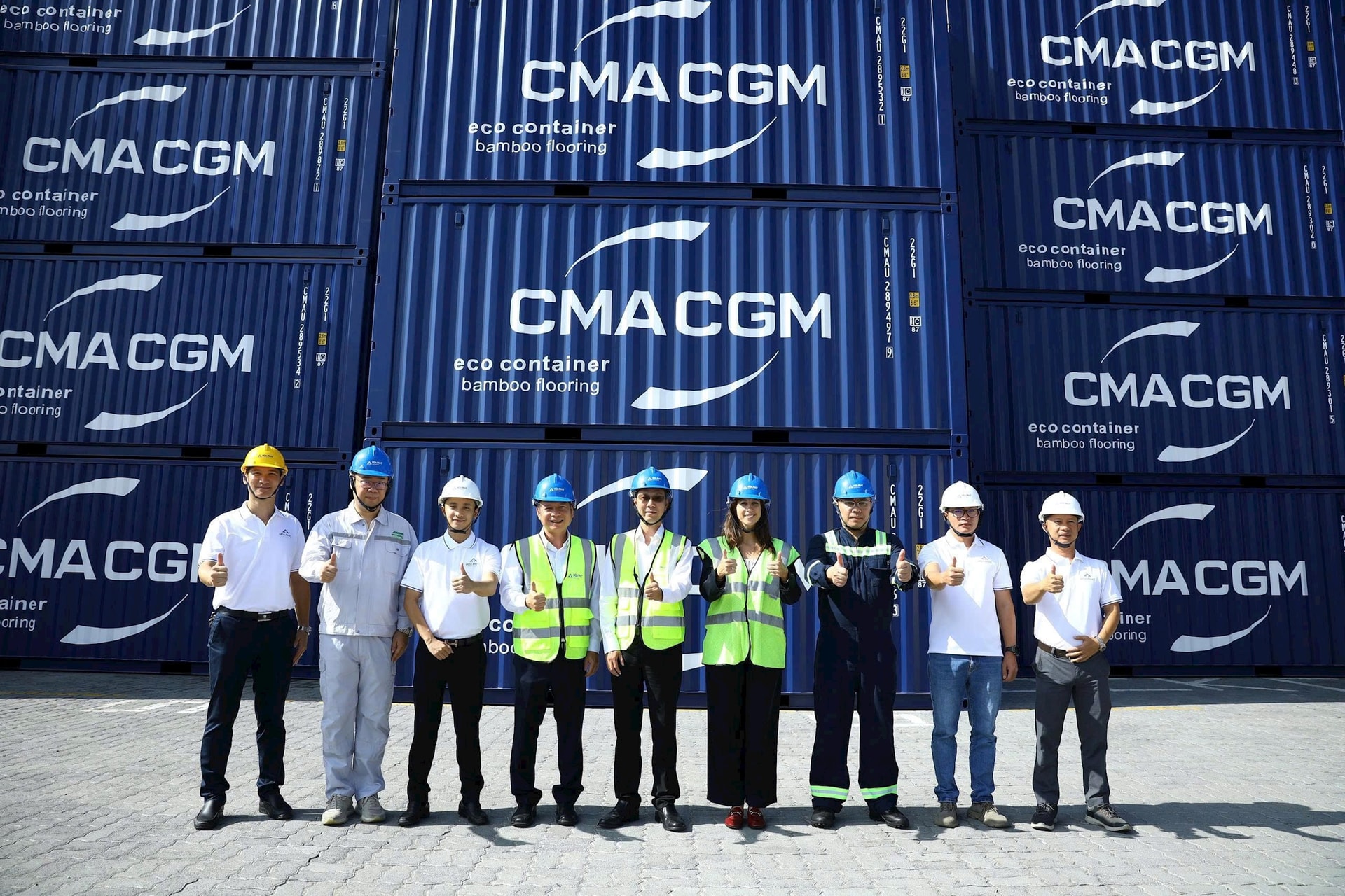 hoa-phat-ban-giao-container-cho-top-3-logistic-the-gioi-cma..jpg