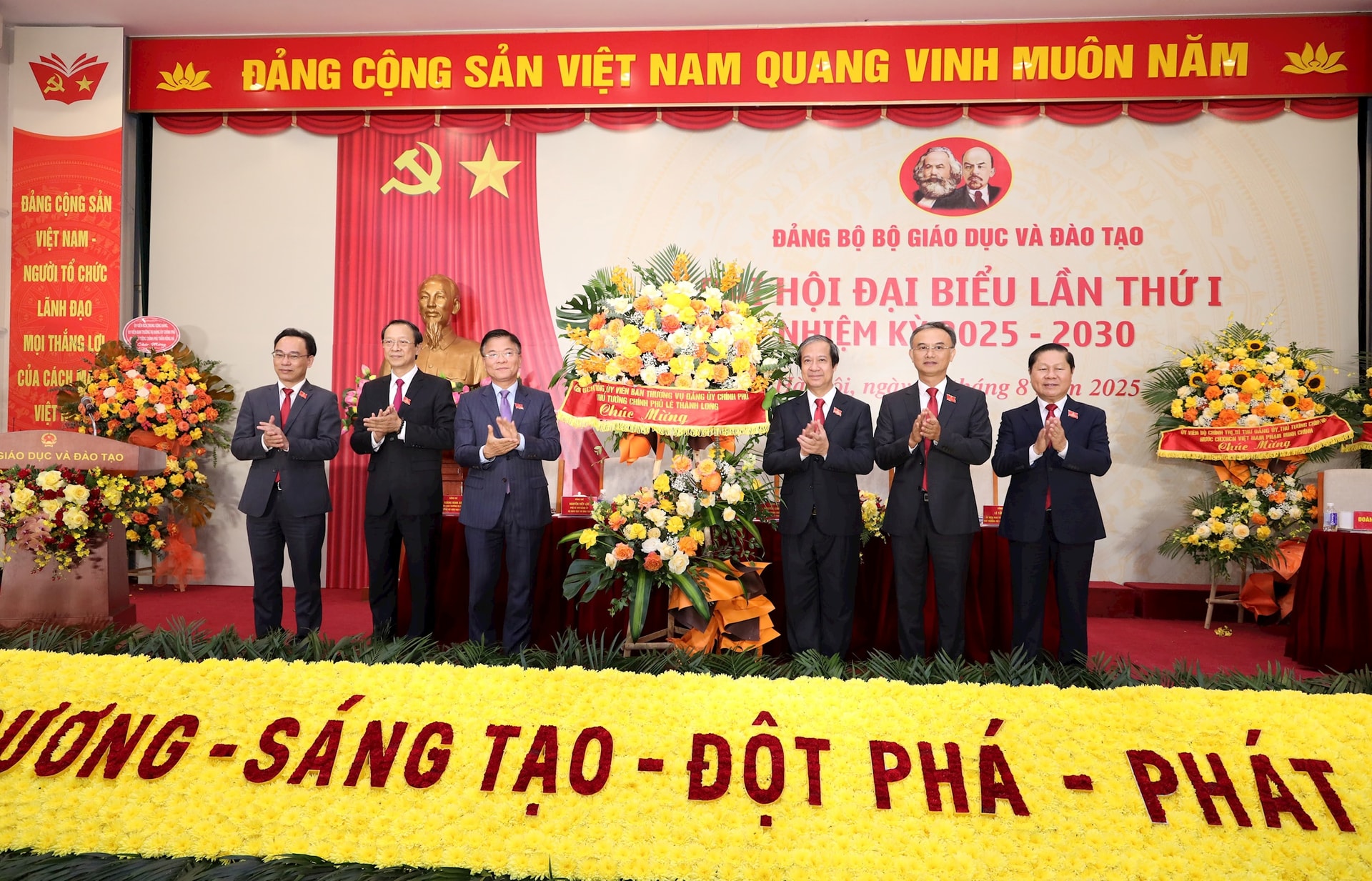 2108-dh-ptt-tang-hoa-chuc-mung-dh.jpg