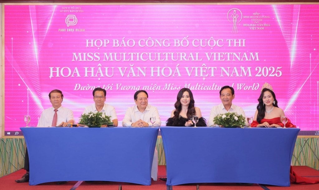 Hoa hậu Phan Kim Oanh và các thành viên Ban Giám khảo Hoa hậu Văn hóa Việt Nam 2025