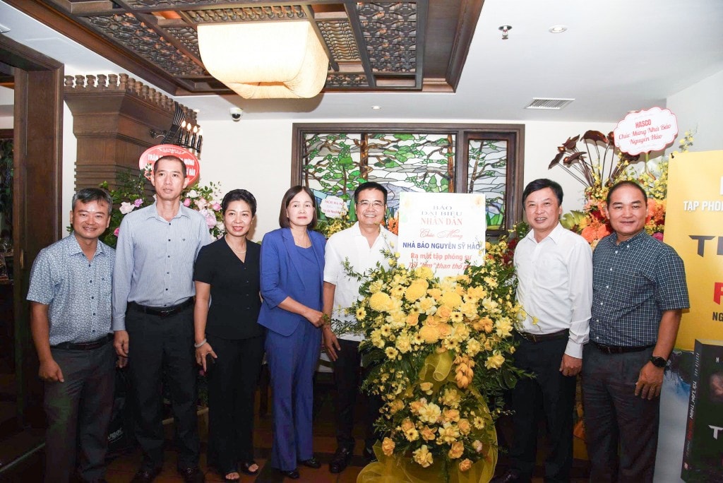 ác Phó Tổng Biên tập Báo Đại biểu Nhân dân Lê Thanh Kim, Nguyễn Thị Minh Hằng cùng cán bộ Báo Đại biểu Nhân dân chúc mừng nhà báo Nguyễn Sỹ Hào (Ảnh: Xuân Quý)