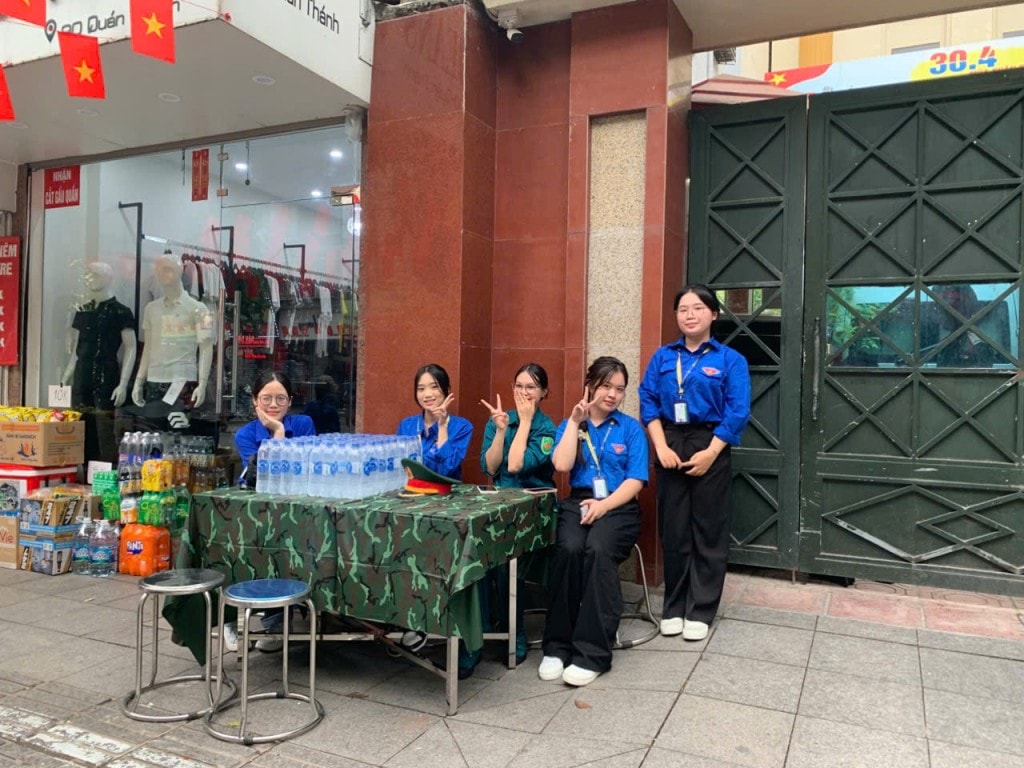 Thanh niên tình nguyện phường Ba Đình túc trực phát nước uống phục vụ diễu binh