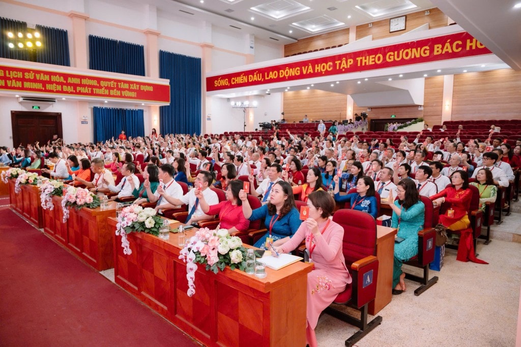 Các đại biểu biểu quyết thống nhất các nội dung quan trọng của Đại hội. Các đại biểu biểu quyết thống nhất các nội dung quan trọng của Đại hội.