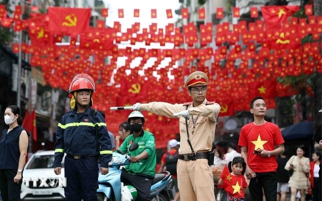 Cán bộ, chiến sĩ cảnh sát giao thông làm nhiệm vụ phân luồng, điều tiết giao thông tại tuyến phố Nguyễn Thái Học - Hùng Vương. (Ảnh: Phạm Kiên/TTXVN)