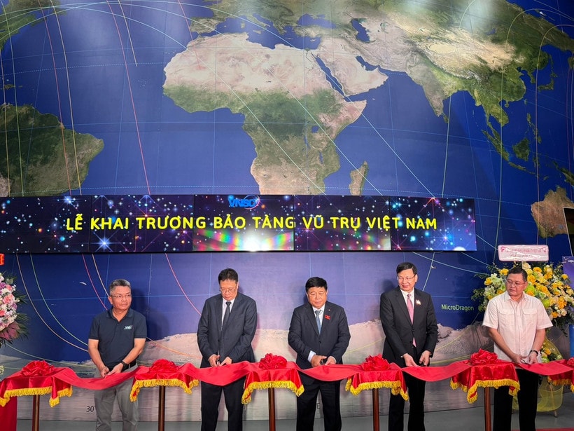 Trung tâm Vũ trụ Việt Nam đã tổ chức lễ gắn biển và khai trương Bảo tàng Vũ trụ Việt Nam tại Khu Công nghệ cao Hòa Lạc (Hà Nội). (Ảnh: PV/Vietnam+)