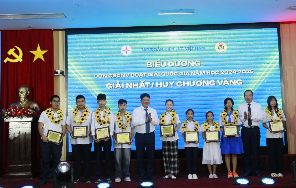 Tự hào những tấm gương tiêu biểu con cán bộ, công nhân viên ngành Điện Tự hào những tấm gương tiêu biểu con cán bộ, công nhân viên ngành Điện