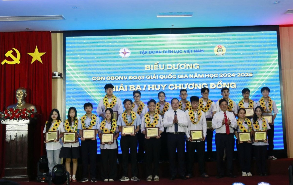 Tự hào những tấm gương tiêu biểu con cán bộ, công nhân viên ngành Điện Tự hào những tấm gương tiêu biểu con cán bộ, công nhân viên ngành Điện