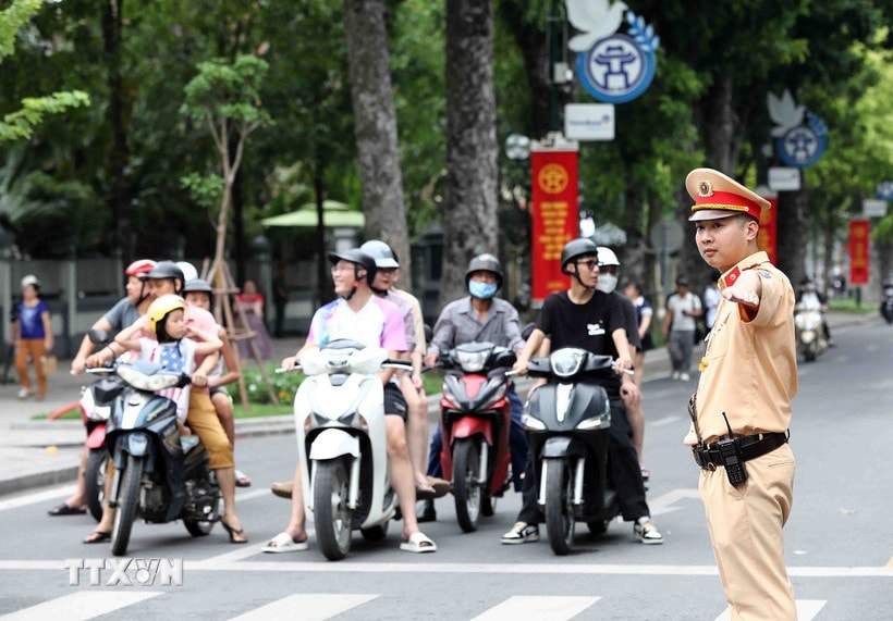 Lực lượng Cảnh sát Giao thông tổ chức điều tiết, phân luồng giao thông tại các nút giao thông trọng điểm đảm bảo an toàn giao thông thông suốt. (Ảnh: Phạm Kiên/TTXVN)