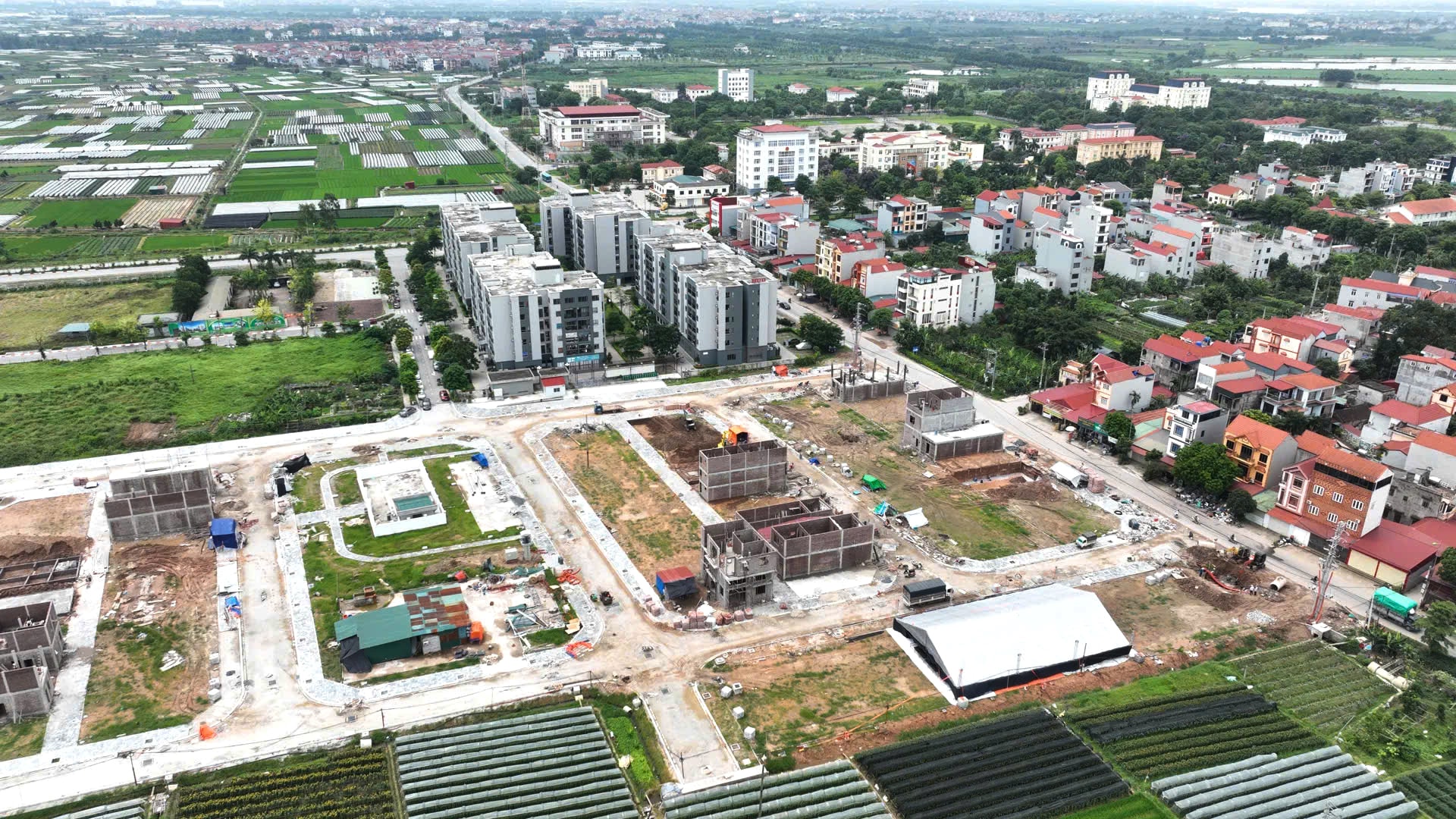 g-dinh-gia-dat-khach-quan-minh-bach-chuyen-nghiep.-in-photo-of-a-land-area-under-construction-in-quang-minh-xa.-anh-nguyen-quang.jpg