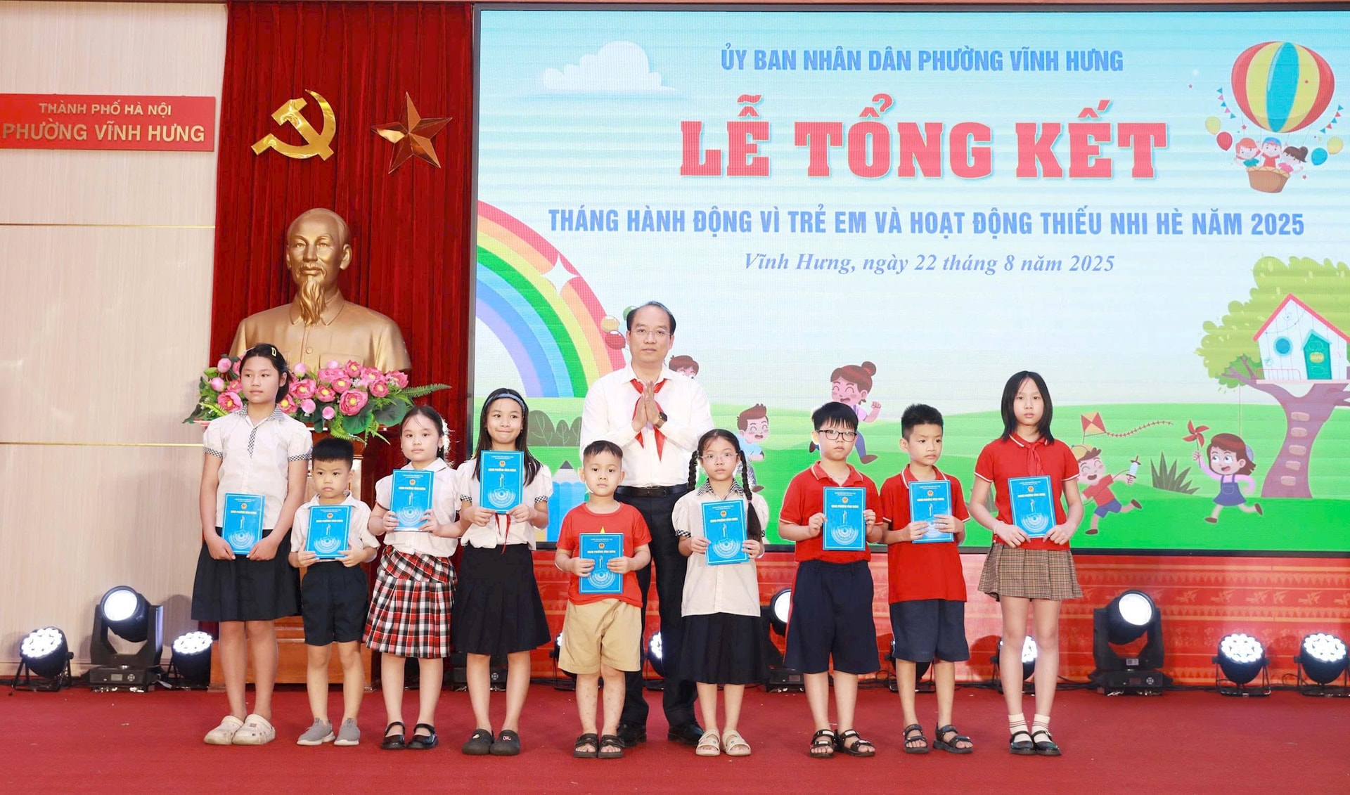 Lãnh đạo phường Vĩnh Hưng trao quà tặng các thiếu niên nhi đồng tiêu biểu. Ảnh: PV