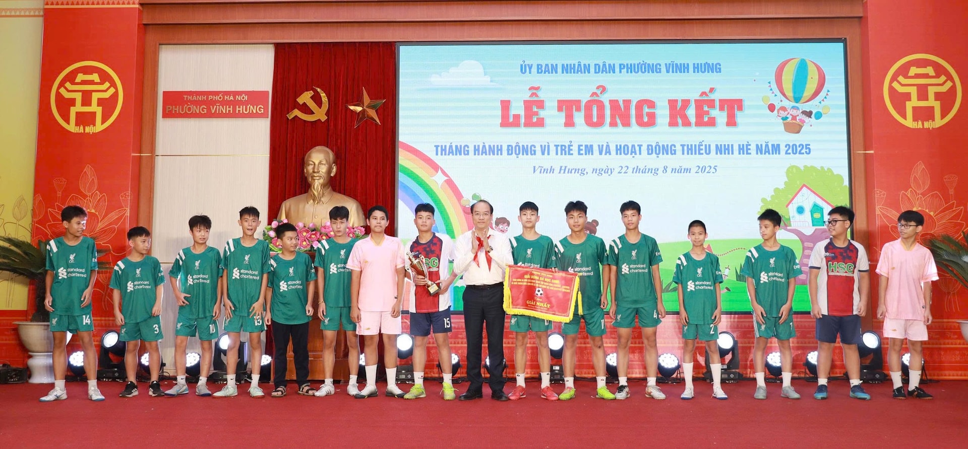 Lãnh đạo phường Vĩnh Hưng trao giải Nhất Bóng đá khối THCS. Ảnh: PV