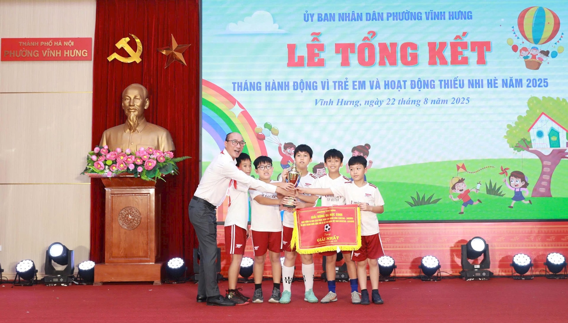Lãnh đạo phường Vĩnh Hưng trao Giải nhất Bóng đá khối Tiểu học. Ảnh: PV
