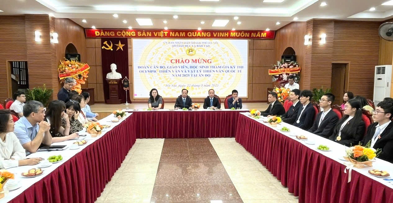 2208-khen-thuong-olympic-thien-van-quoc-te-1-toan-canh.jpg
