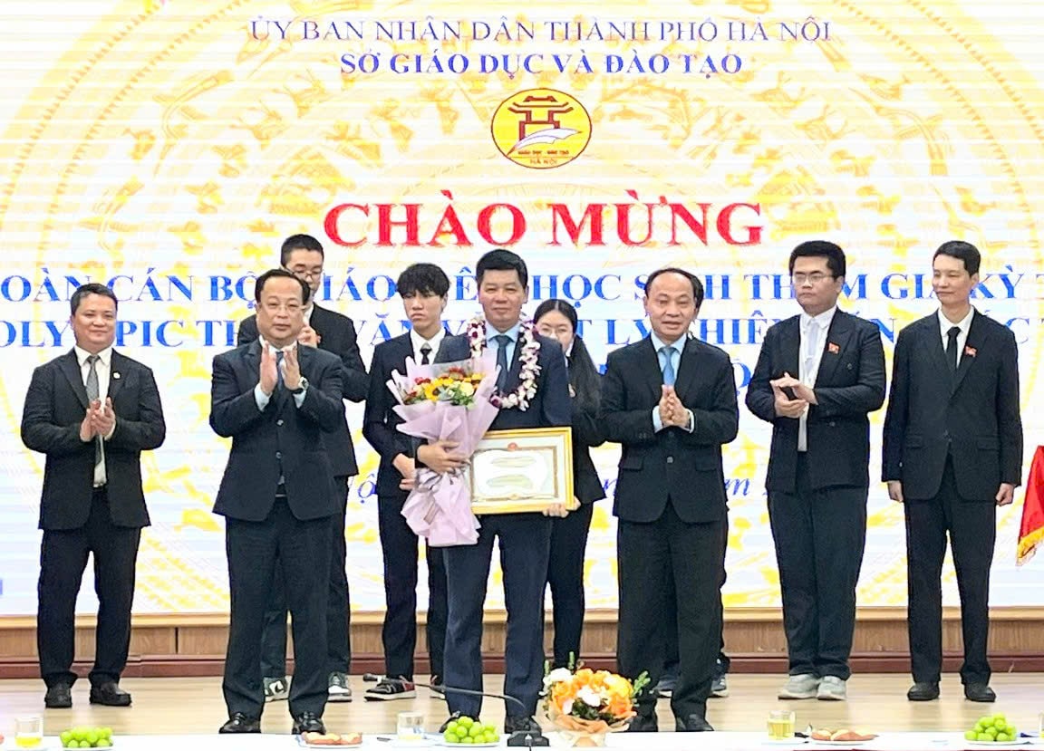 2208-khen-thuong-olympic-thien-van-quoc-te-3-khen-truong-doan.jpg
