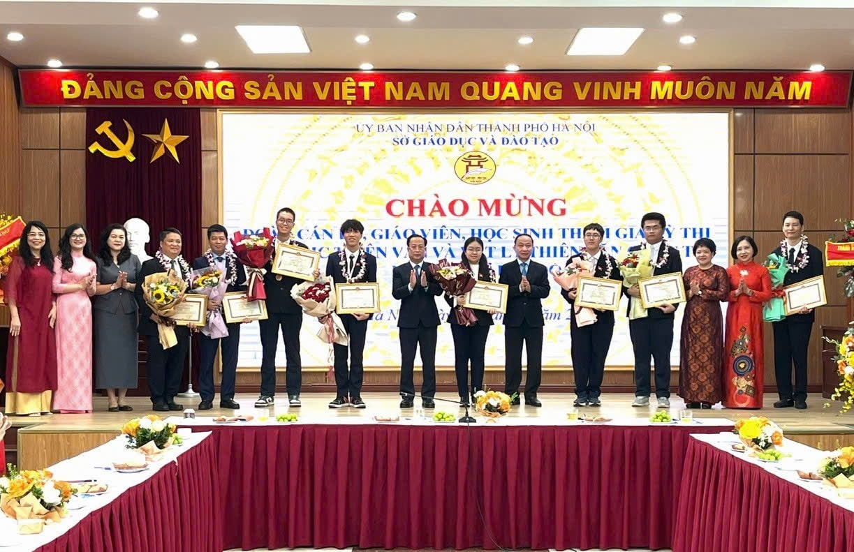 2208-khen-thuong-olympic-thien-van-quoc-te-4-khen-ca-doan.jpg