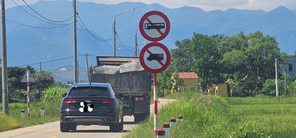 Bất chấp biển cấm, xe tải vẫn đại náo 5km ĐH6 Bất chấp biển cấm, xe tải vẫn đại náo 5km ĐH6