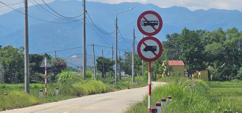 Bất chấp biển cấm, xe tải đại náo xuyên suốt 5km ĐH6 Bất chấp biển cấm, xe tải đại náo xuyên suốt 5km ĐH6
