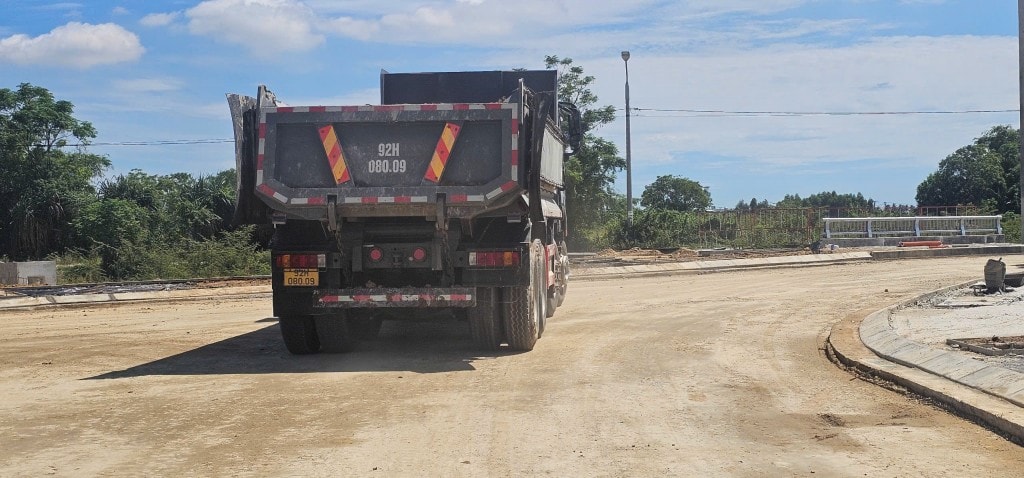 Bất chấp biển cấm, xe tải đại náo xuyên suốt 5km ĐH6 Bất chấp biển cấm, xe tải đại náo xuyên suốt 5km ĐH6
