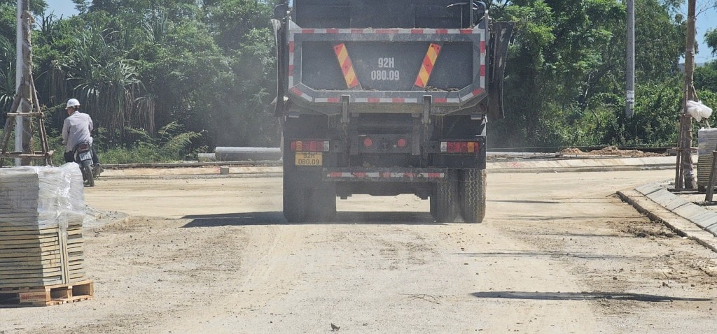 Bất chấp biển cấm, xe tải đại náo xuyên suốt 5km ĐH6 Bất chấp biển cấm, xe tải đại náo xuyên suốt 5km ĐH6