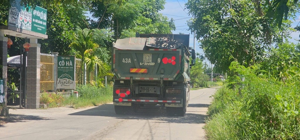 Bất chấp biển cấm, xe tải vẫn đại náo 5km ĐH6 Bất chấp biển cấm, xe tải vẫn đại náo 5km ĐH6