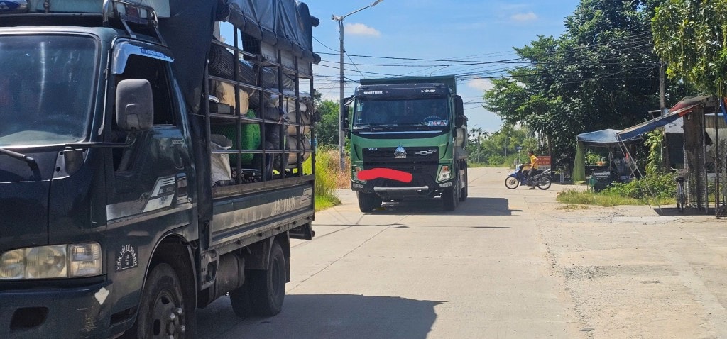 Bất chấp biển cấm, xe tải đại náo xuyên suốt 5km ĐH6 Bất chấp biển cấm, xe tải đại náo xuyên suốt 5km ĐH6