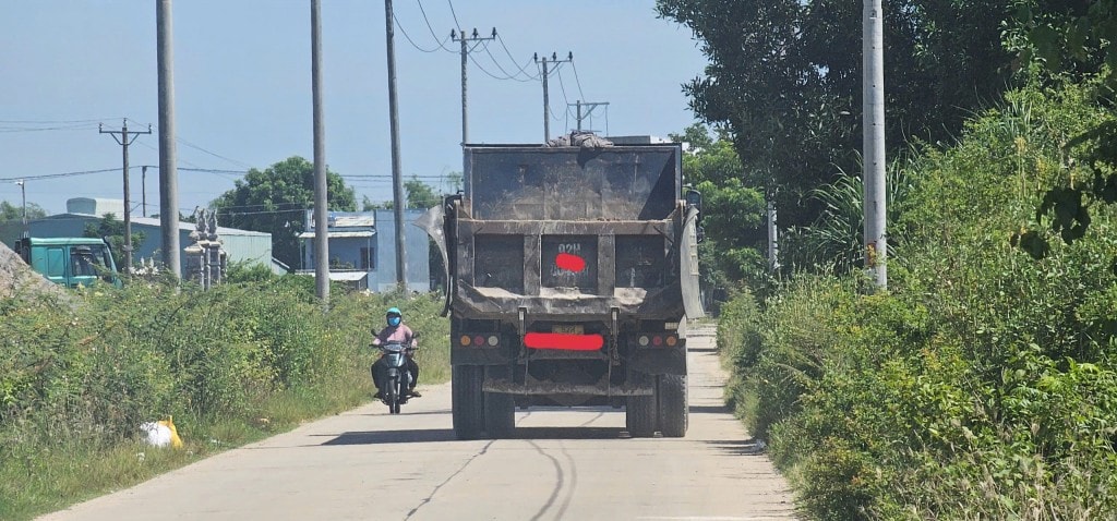 Bất chấp biển cấm, xe tải đại náo xuyên suốt 5km ĐH6 Bất chấp biển cấm, xe tải đại náo xuyên suốt 5km ĐH6
