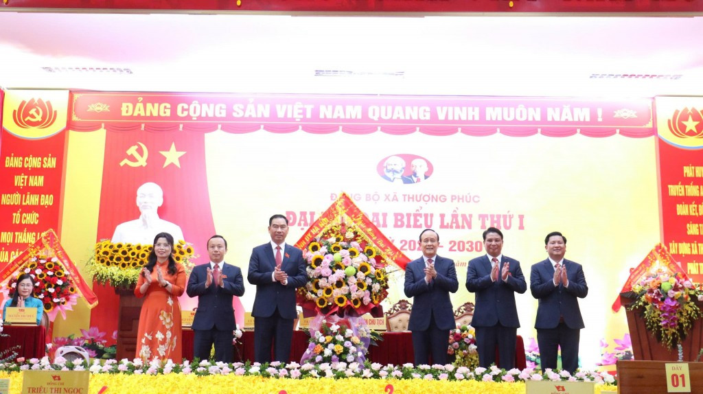 Phó Bí thư Thành ủy, Chủ tịch HĐND TP Hà Nội Nguyễn Ngọc Tuấn chúc mừng Đại hội. Phó Bí thư Thành ủy, Chủ tịch HĐND TP Hà Nội Nguyễn Ngọc Tuấn chúc mừng Đại hội.