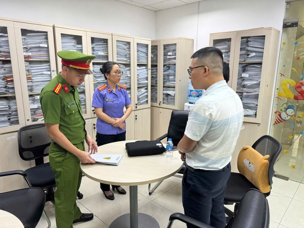 Cơ quan Cảnh sát điều tra Công an TP Đà Nẵng tiến hành khám xét tại ngân hàng Vpbank chi nhánh Kinh Đô.