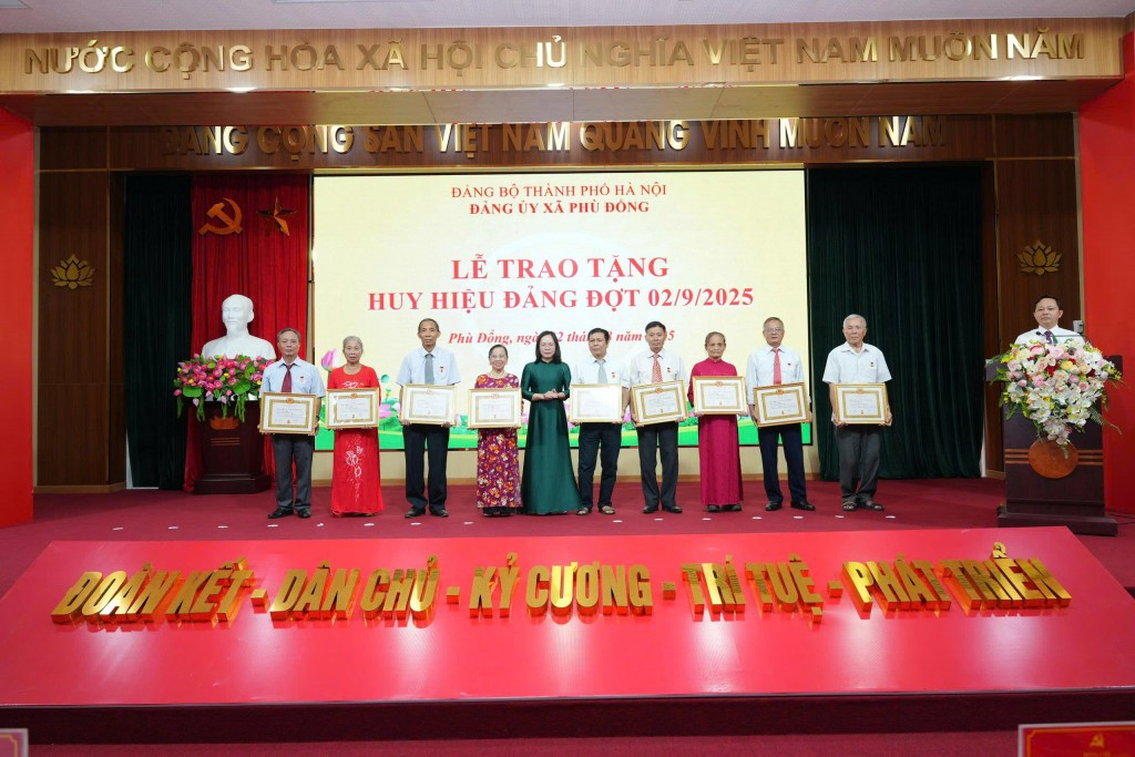 107 đồng chí đảng viên được trao tặng, truy tặng Huy hiệu Đảng