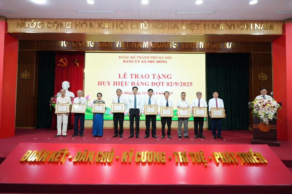 107 đồng chí đảng viên được trao tặng, truy tặng Huy hiệu Đảng