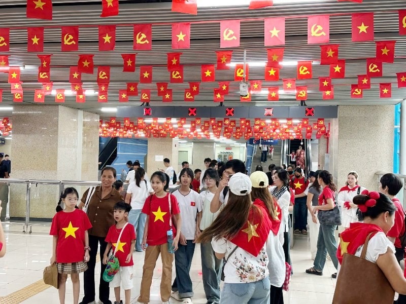 Từng dòng người hân hoan bước lên toa tàu, cùng hòa mình vào không khí luyện tập diễu binh.” Từng dòng người hân hoan bước lên toa tàu, cùng hòa mình vào không khí luyện tập diễu binh.”