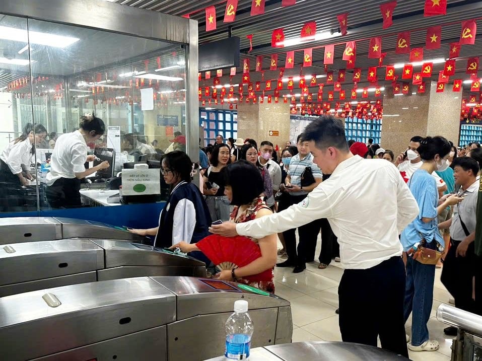 “Hành khách háo hức di chuyển bằng metro – lựa chọn an toàn, văn minh trong ngày hội lớn.” “Hành khách háo hức di chuyển bằng metro – lựa chọn an toàn, văn minh trong ngày hội lớn.”