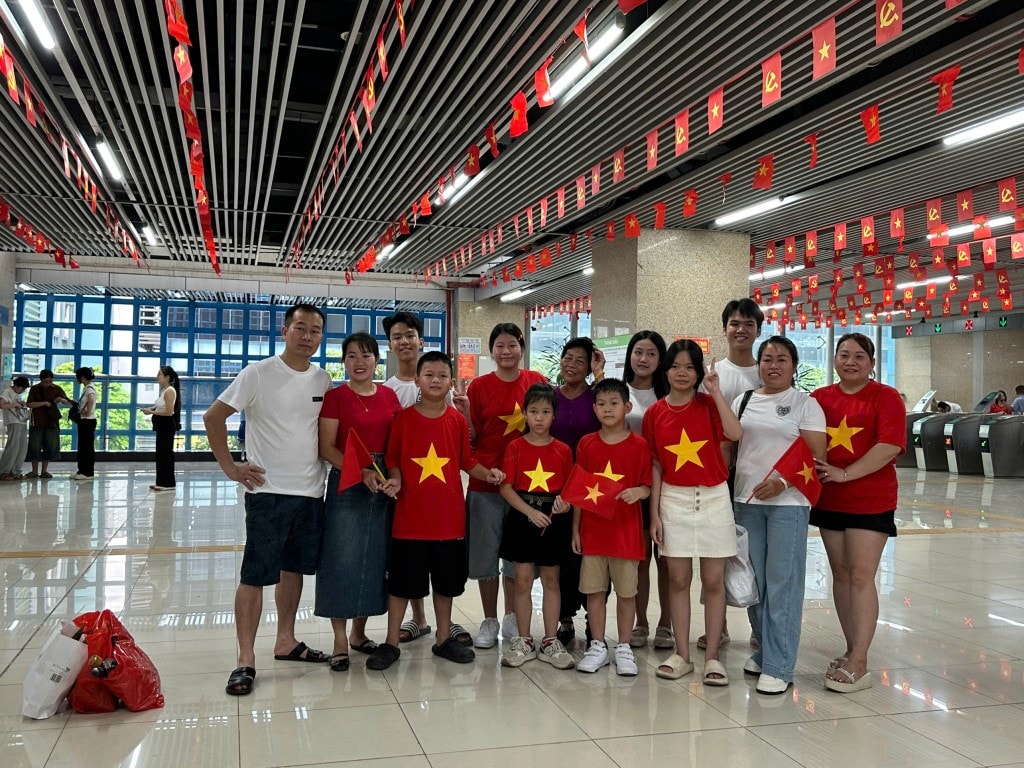 “Không chỉ là phương tiện đi lại, metro đang trở thành biểu tượng của một Thủ đô hiện đại và xanh sạch đẹp.” “Không chỉ là phương tiện đi lại, metro đang trở thành biểu tượng của một Thủ đô hiện đại và xanh sạch đẹp.”