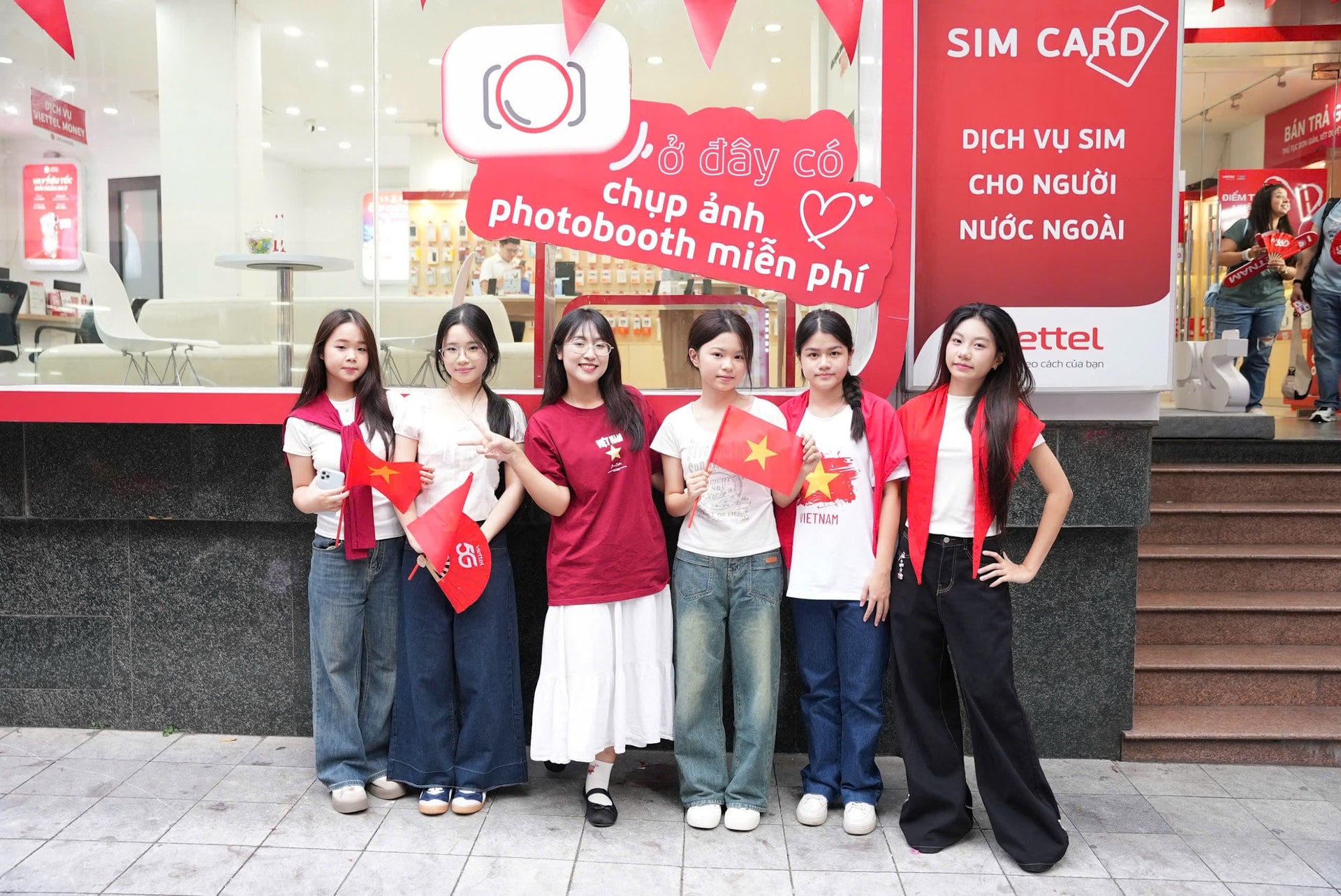 Các bạn trẻ hào hứng đến check-in Photobooth tại cửa hàng Viettel.