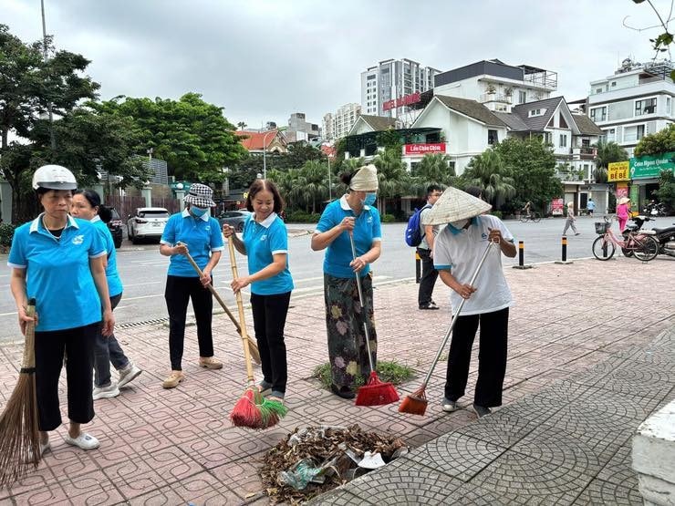 Người dân tham gia dọn dẹp vệ sinh môi trường, phòng chống dịch bệnh