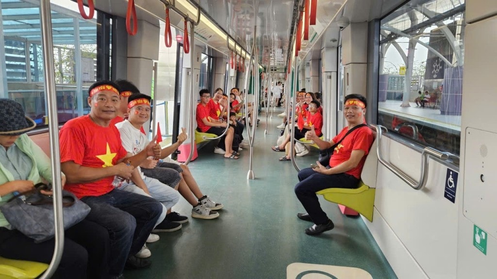 Hai tuyến đường sắt đô thị kín đặc người đi xem hợp luyện diễu binh, diễu hành