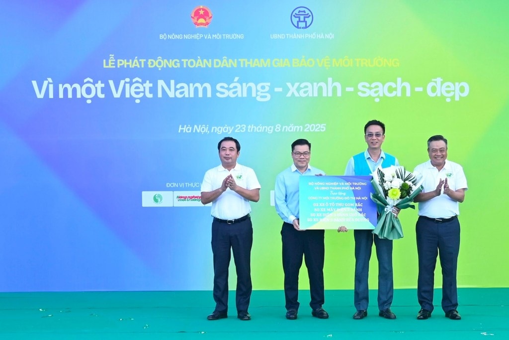Lãnh đạo Bộ Nông nghiệp và Môi trường và thành phố Hà Nội trao tặng bộ dụng cụ vệ sinh môi trường hỗ trợ cho Công ty URENCO Hà Nội.