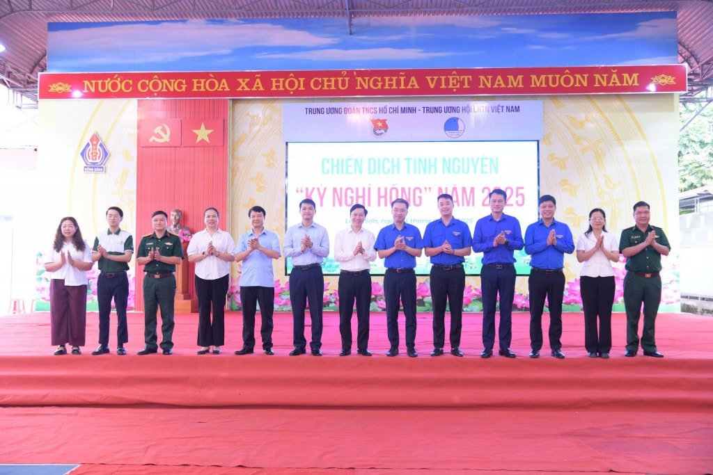 Các đại biểu thực hiện nghi lễ ra quân chiến dịch Các đại biểu thực hiện nghi lễ ra quân chiến dịch