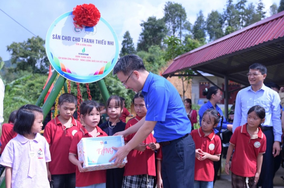 anh Nguyễn Tường Lâm, Bí thư Trung ương Đoàn, Chủ tịch Trung ương Hội LHTN Việt Nam trao quà tới các em học sinh anh Nguyễn Tường Lâm, Bí thư Trung ương Đoàn, Chủ tịch Trung ương Hội LHTN Việt Nam trao quà tới các em học sinh