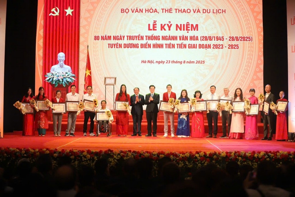 Phó Thủ tướng Chính phủ Mai Văn Chính tặng hoa, Bộ trưởng Bộ VHTTDL Nguyễn Văn Hùng trao Bằng khen cho các cá nhân đã có thành tích xuất sắc tiêu biểu trong lĩnh vực Văn hóa, Thông tin, Thể thao và Du lịch giai đoạn 2023 - 2025.