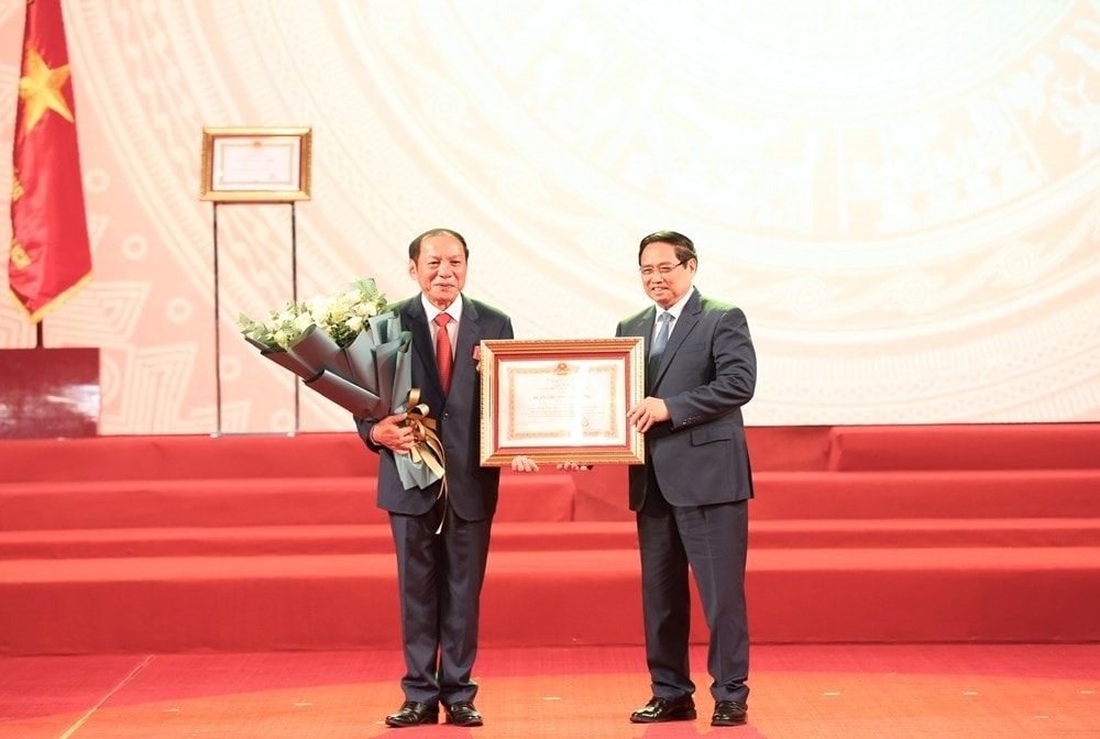 Thay mặt Lãnh đạo Đảng, Nhà nước, Thủ tướng Chính phủ Phạm Minh Chính trao Huân chương Lao động hạng Nhất cho cá nhân Bộ trưởng Nguyễn Văn Hùng