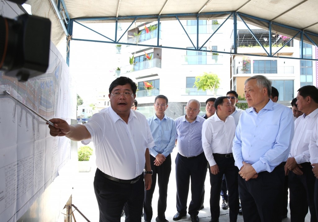 Phó Thủ tướng Thường trực Chính phủ Nguyễn Hòa Bình thị sát, kiểm tra thực địa, nghe báo cáo dự án Khu dân cư Cồn Tân Lập, phường Nha Trang - Ảnh: VGP/Nguyễn Hoàng