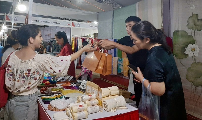 Hà Nội đồng hành cùng doanh nghiệp: Mở rộng đường ra thế giới cho hàng Việt