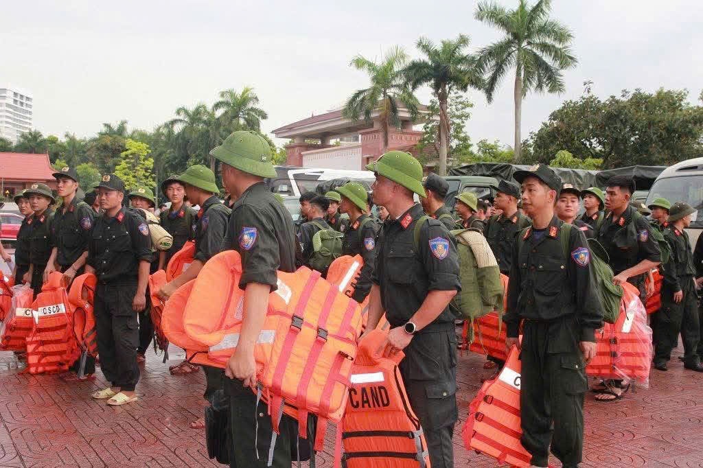 Công an tỉnh Nghệ An hành quân đến những điểm nóng. Ảnh: Khánh Huyền