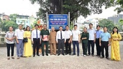 Phường Đông Ngạc gắn biển công trình dân vận khéo Ao Sen: Sáng - Xanh - Sạch - Đẹp