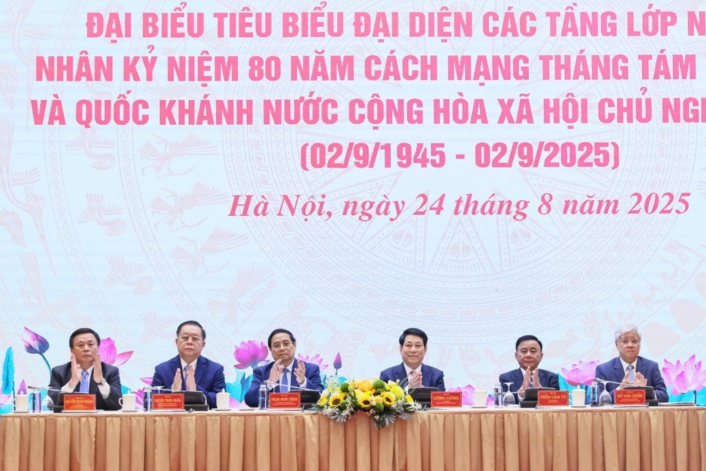 Chủ tịch nước Lương Cường, Thủ tướng Chính phủ Phạm Minh Chính cùng các đồng chí Ủy viên Bộ Chính trị gặp mặt các đại biểu, đại diện các tầng lớp nhân dân. Ảnh: Quang Vinh.
