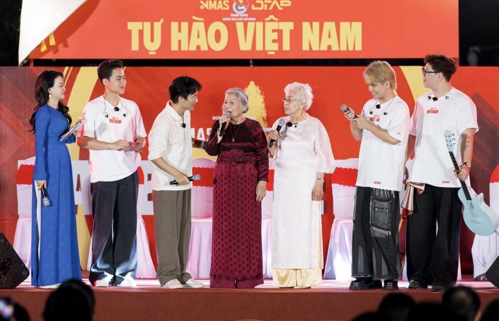 NSƯT Ca Lê Hồng và NSƯT Lê Thiện, hai nghệ sĩ từng tham gia đoàn văn công biểu diễn ở khắp các chiến trường phục vụ bộ đội xuất hiện trên sân khấu