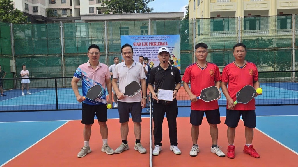 Bí thư Đảng ủy phường Ngô Văn Nam; Phó Chủ tịch HĐND phường Nguyễn Văn Ngà dự và động viên phong trào.
