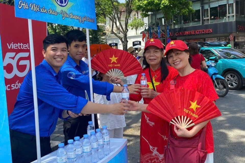 Tình nguyện viên Thủ đô trao tặng nước đến người dân 