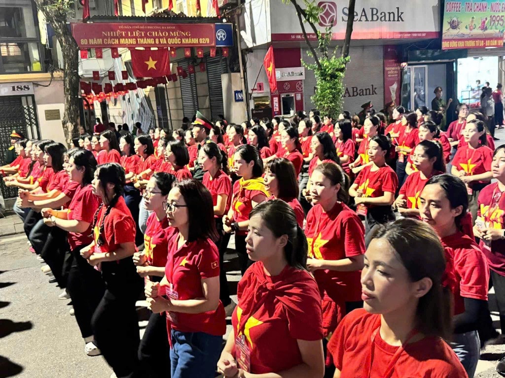 Các bạn trẻ nghiêm túc luyện tập
